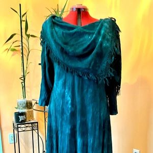 Beautiful dress. Size M-XL. Colour is bottle green.